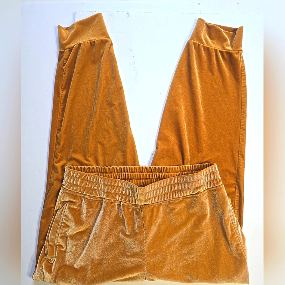 Fabletics Ladies M Luxe Velour Jogger/Lounge Crop Pants Light Honey Gold